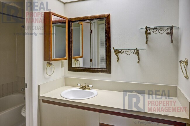 Building Photo - 251 Fenwick Dr