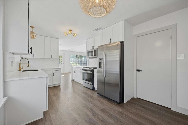 Building Photo - 2513 Beverly Cove