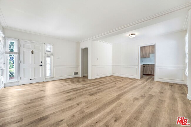 Building Photo - 308 S Reeves Dr