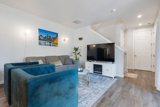 Building Photo - Beautiful 3-Bed, 3-Bath Home in Reeds Cros...