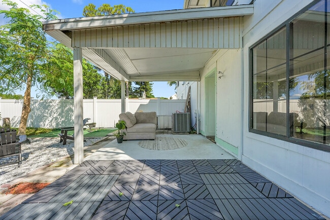 Building Photo - 9056 Green Meadows Way