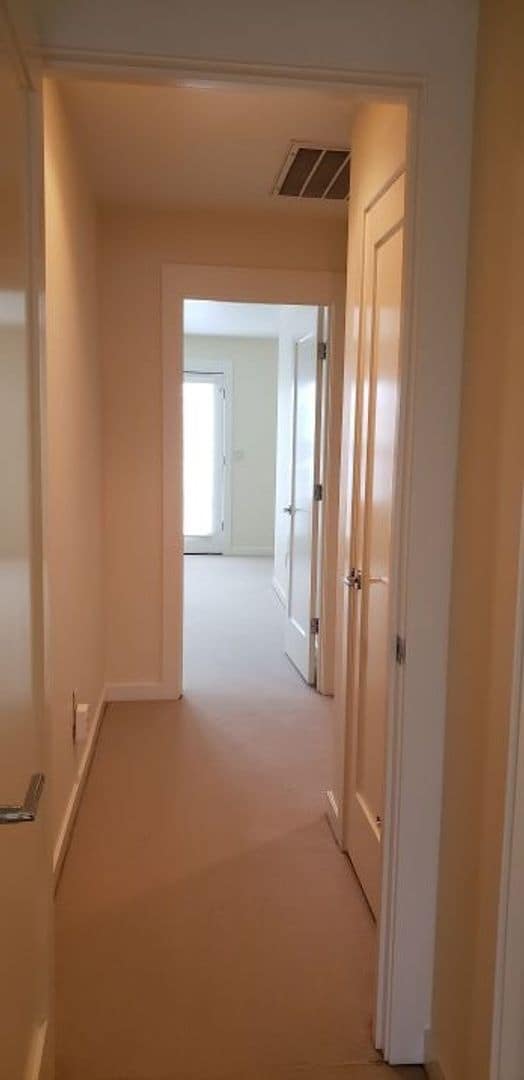 Building Photo - Modern end unit townhome in Jacksonville!