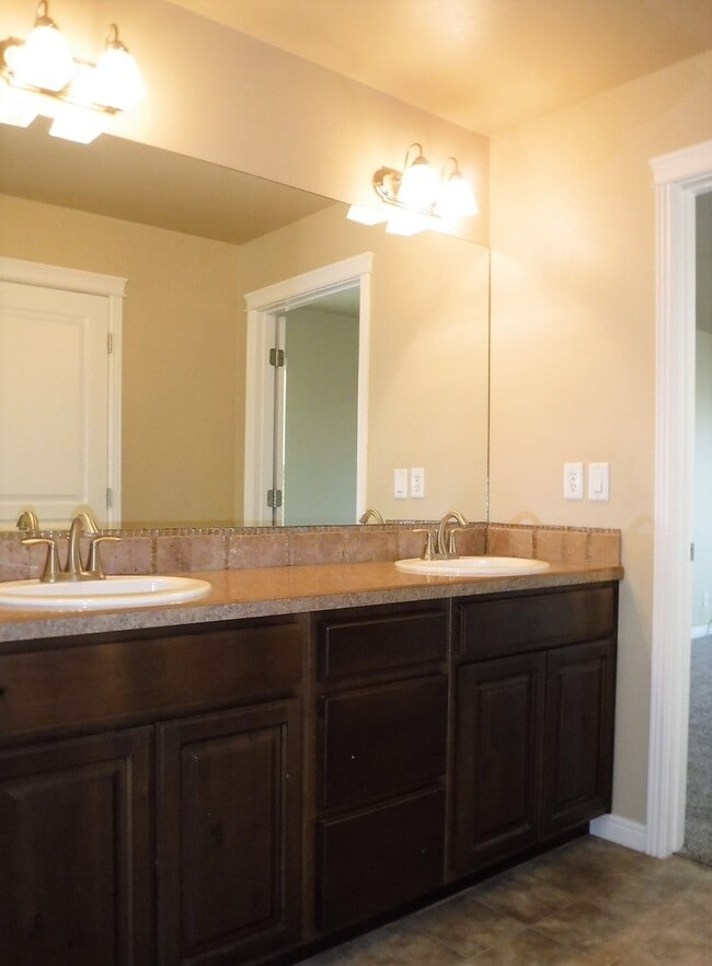 Building Photo - Beautiful 4 bed 2.5 bath home in the perfect Meridian location just off Ustick between Linder and...