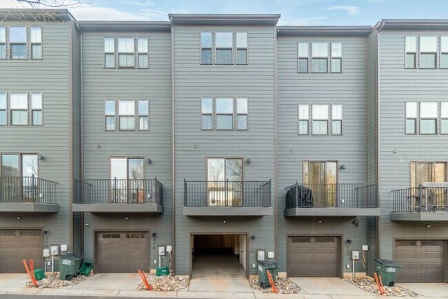 Building Photo - Stunning 3-Bedroom Townhouse in the Heart of South End!