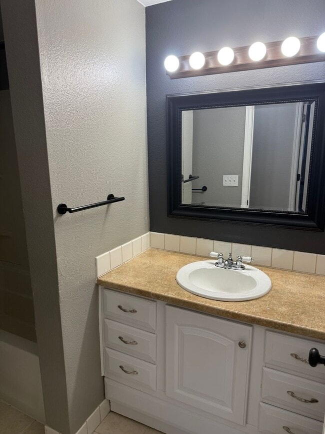 Building Photo - 3 Bedroom 2 Bath Lower Unit Walkout Patio Lynnwood $2100 per month