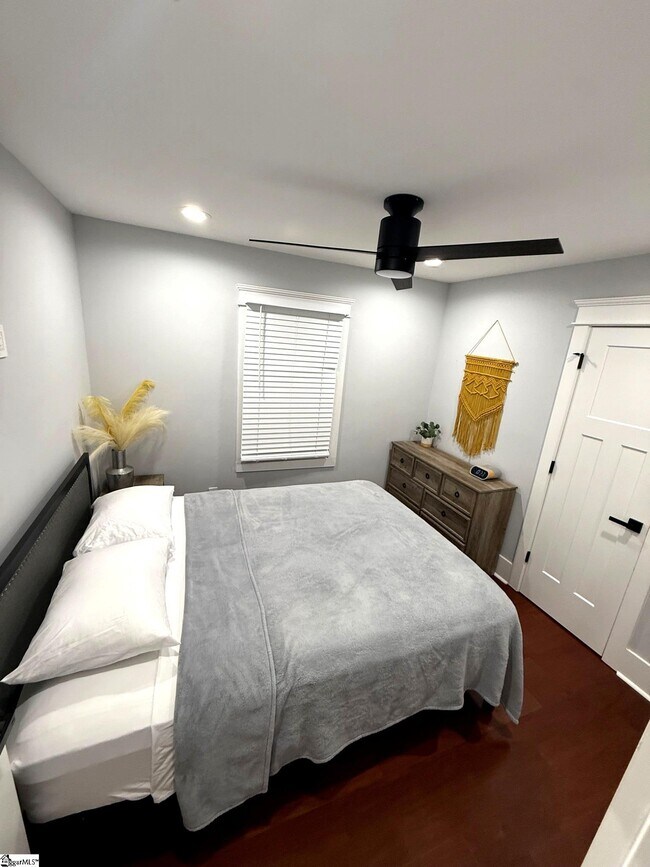 Building Photo - 113 Prancer Ave