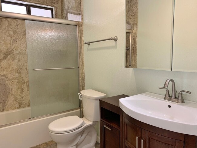 Building Photo - Single Story Home in Hollister