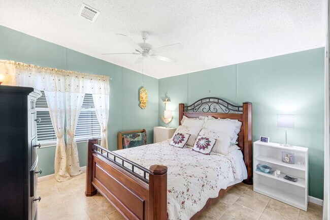 Building Photo - Furnished 2BR/2BA Home in Jamaica Bay Vill...