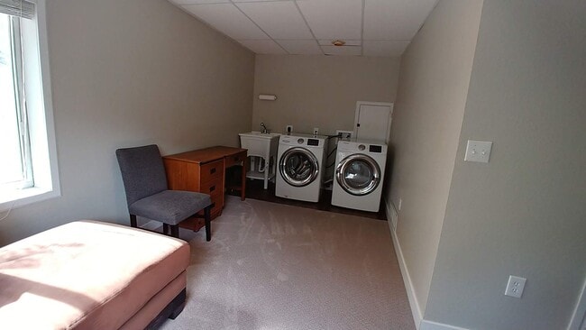 Building Photo - Beautiful 3 Bedroom Home Available ASAP!