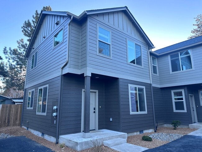 Building Photo - 3 Bedroom near Vince Genna Stadium - Available 5/25