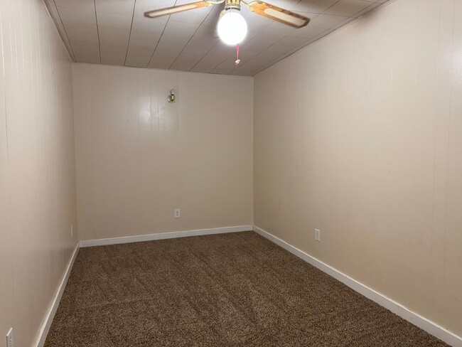 Building Photo - 225 Meadow Ln