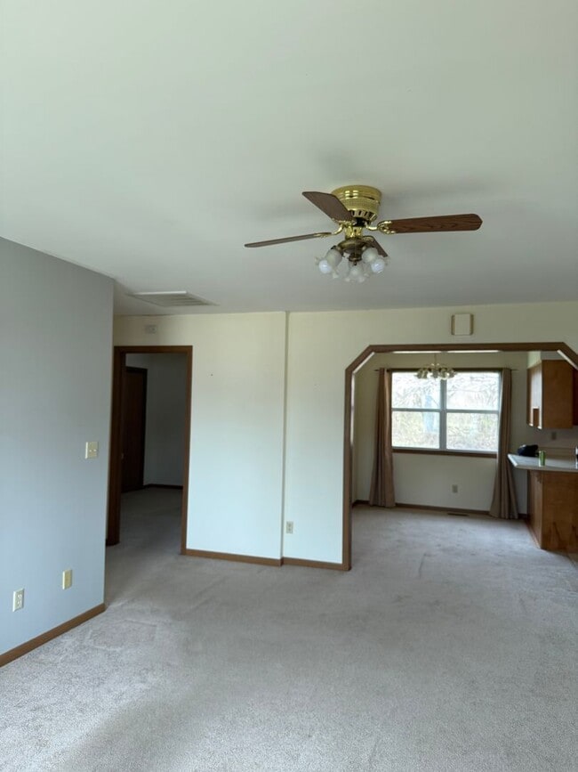 Building Photo - 2 bedroom 1 bathroom house