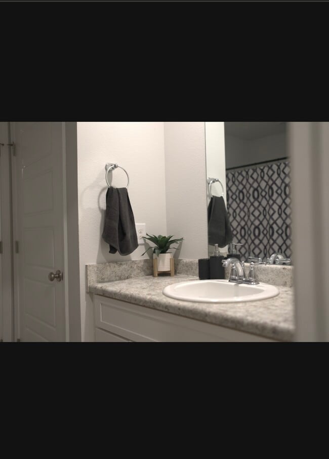 Building Photo - Oakmont place