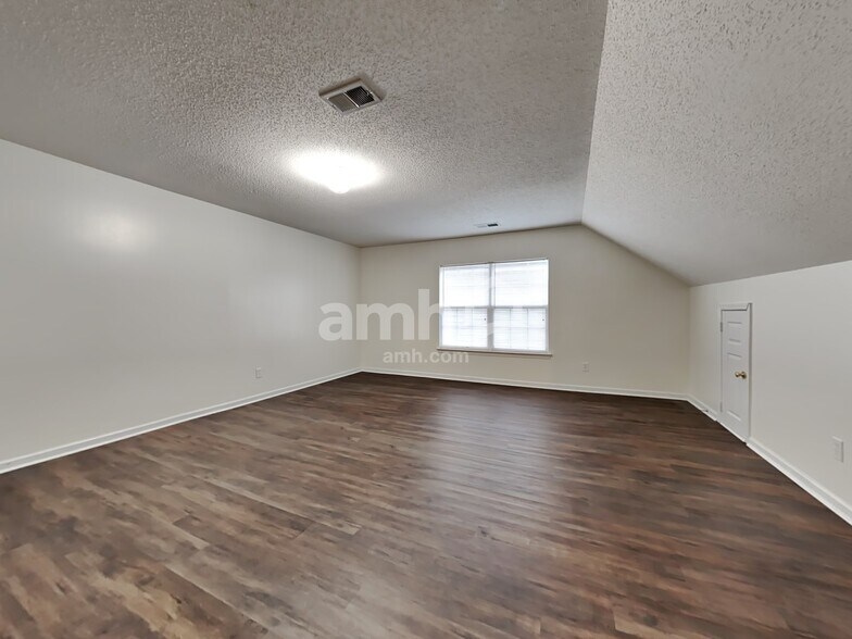 Building Photo - 425 Green Park Ln