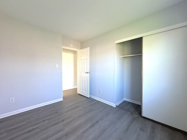Building Photo - Charming Townhome with Modern Touches & Commuter Convenience!