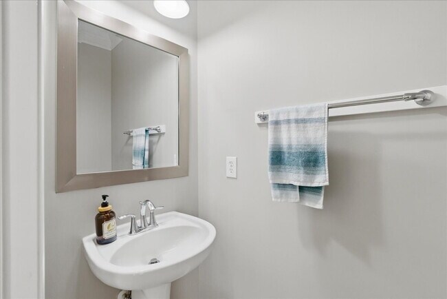 Building Photo - Expansive 4BR / 4.5BA Townhome in Lansdowne Town Center – Over 3,400 Sq Ft!