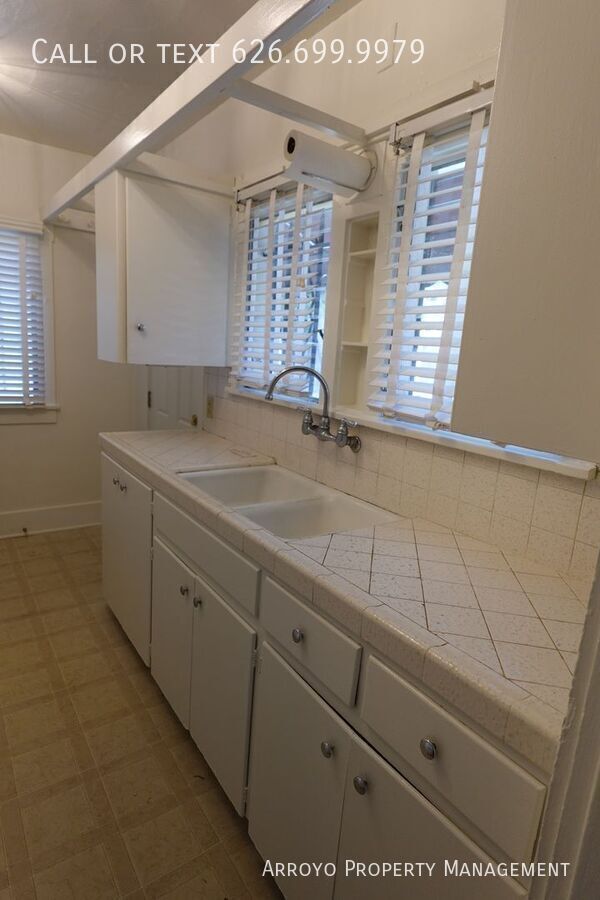 Building Photo - 1755 Paloma St