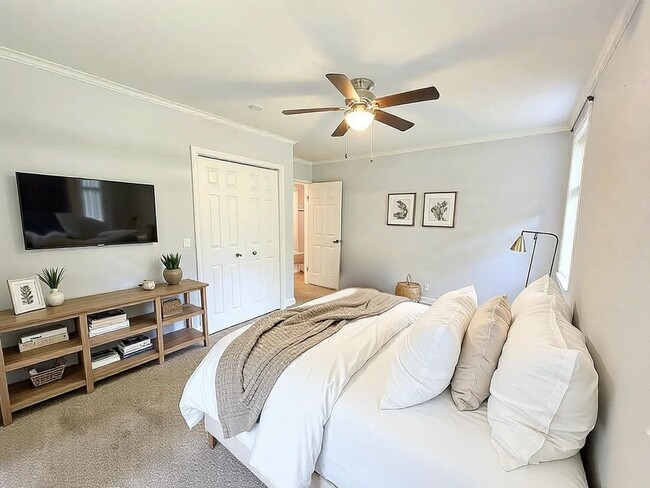 Building Photo - Stunning 4/2 Redecorated Home Close to I-110!
