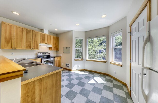 Building Photo - August Rent 50% Off  - Courtyards Condominium unit in Town