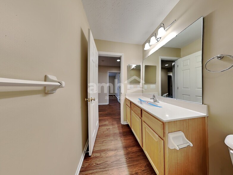 Building Photo - 210 Waterstone Dr