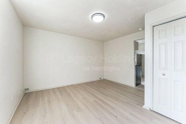 Building Photo - 415 Simpson Ave