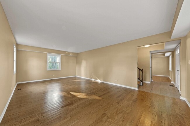 Building Photo - Buffalo Grove 4 Bedroom located in the Stephenson School District!