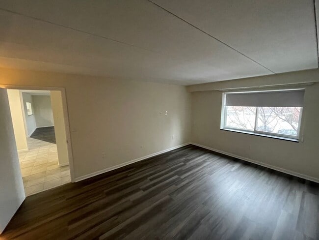 Building Photo - Suburban 2-bed with private balcony