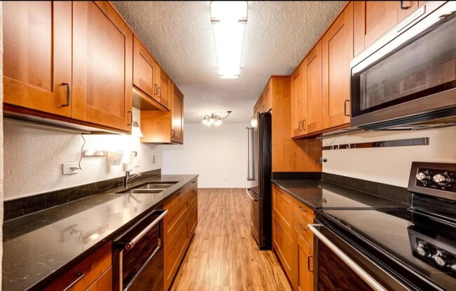 Building Photo - 2325 S Linden Ct