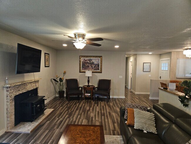 Primary Photo - LARGE 4 BEDROOM 3 BATH FULLY FURNISHED HOUSE