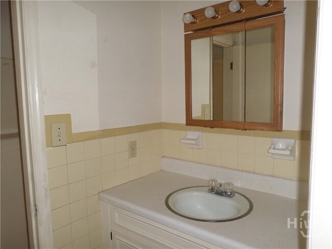 Building Photo - 203 W 58th St