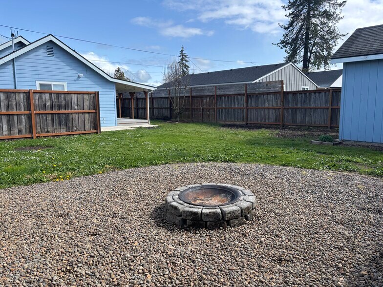 Fire pit & Side yard - 730 12th Ave SE