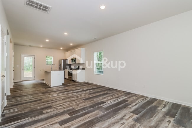 Building Photo - Fantastic 3bd/3ba home! Let yourself in!