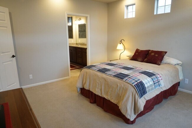 Building Photo - Partially Furnished (or unfurnished) Singl...
