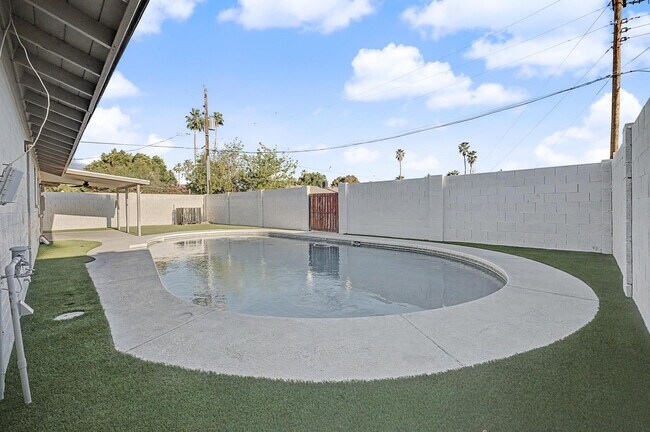 Building Photo - 6 Bed/ 3 Bath with Pool