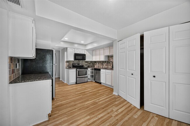 Building Photo - 2107 N Red Cedar Cir