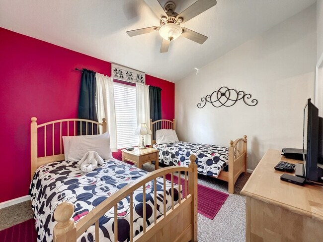 Building Photo - 2421 Silver Palm Dr