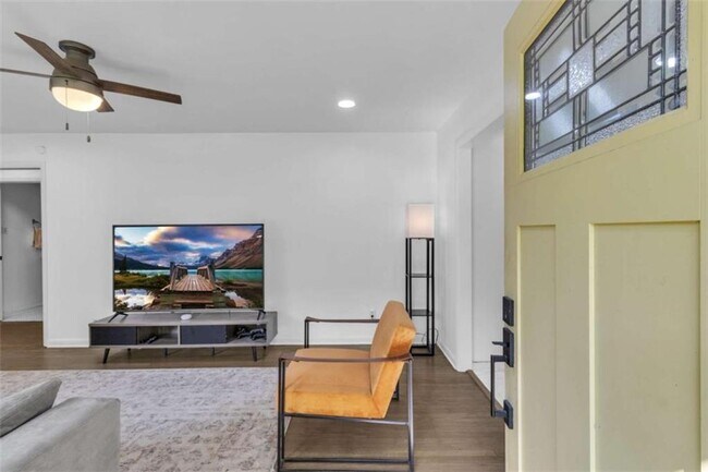 Building Photo - 610 Oriole Dr SE