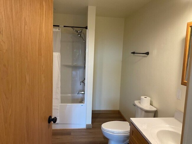 Building Photo - Stunning 2 bed/1 bath Ground Floor with utilities included!