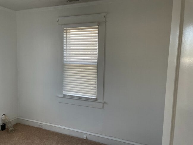 Building Photo - Charming older home close to downtown!