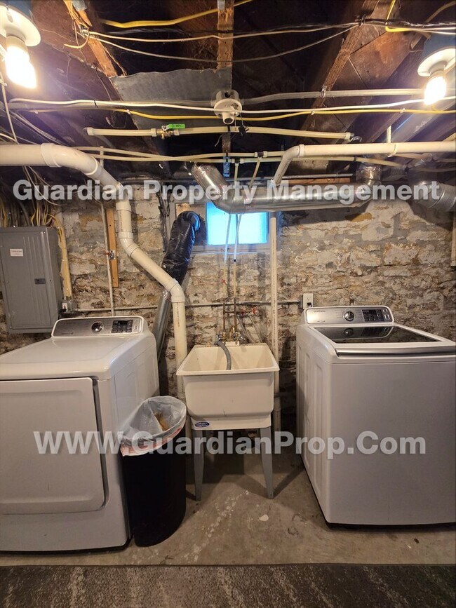 Building Photo - House Available Sep 1st, Move in special for Sep move-in! Updated Kitchen & Baths, Large Fenced Y...