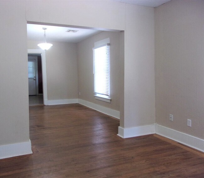 Building Photo - 2 BED 1 BATH HOME WESTLAWN PARK ADDITION O...