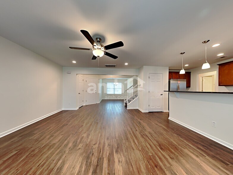 Building Photo - 422 Lions Den Dr