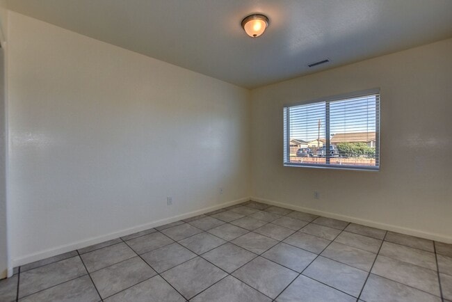 Building Photo - 3330 N Navajo Dr