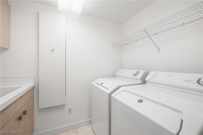 Building Photo - 8231 Bay Colony Dr