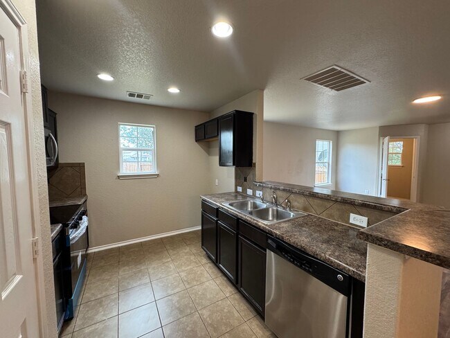 Building Photo - 4-Bedroom Home in Mission Del Lago – Historic South San Antonio