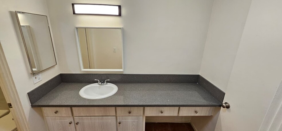 Building Photo - 206 N Beverly Park