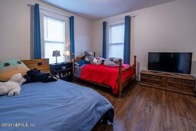 Building Photo - 440 E 6th St