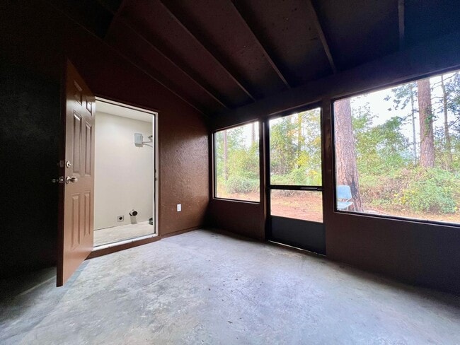 Building Photo - 905 Brett Dr
