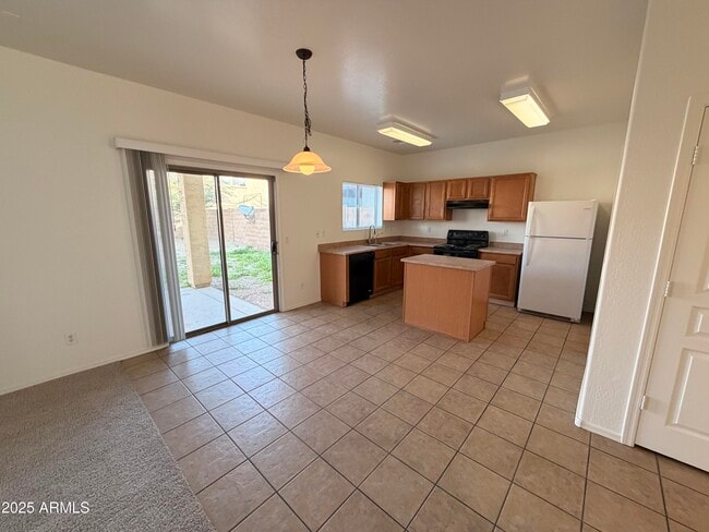 Building Photo - 422 E Saddle Way