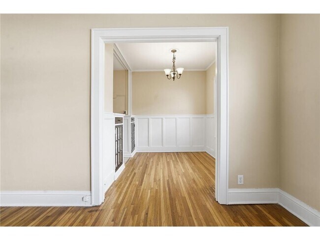 Building Photo - 2545 Garfield Ave